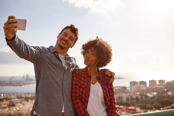 Happy νεαρό ζευγάρι ποζάρουν για selfie — Φωτογραφία Αρχείου