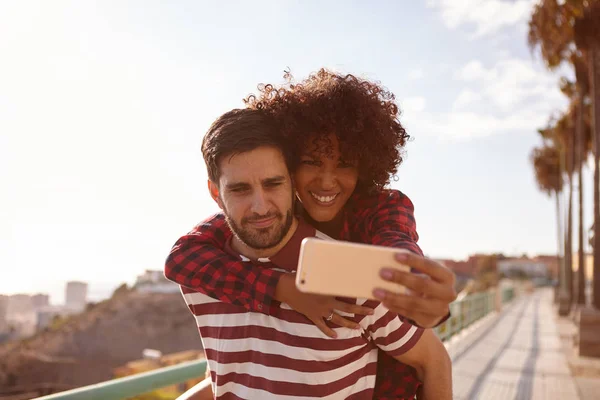 Νεαρό ζευγάρι βγάζει selfie — Φωτογραφία Αρχείου