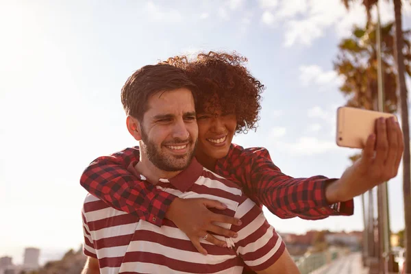 Casal jovem tomando selfie — Fotografia de Stock