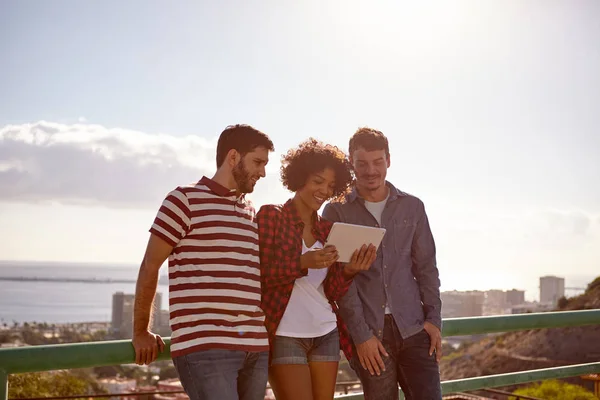 Trois amis souriant à la tablette — Photo