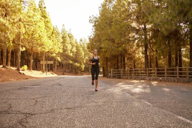 genç kız yolda çalışır