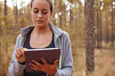 bilgisayar tablet kullanan genç kız