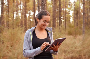 bilgisayar tablet kullanan genç kız