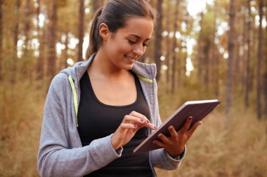 bilgisayar tablet kullanan genç kız