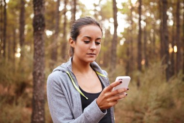 Cep telefonu kullanan genç kız