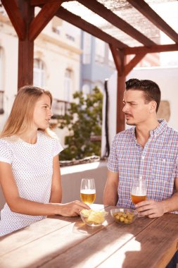 Genç çift bazı içecekler sahip