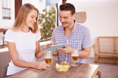 Mutlu çift tablet kullanma