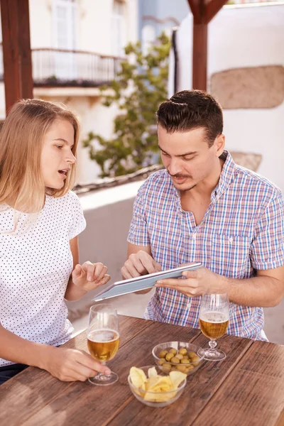 Casal discutindo algo no tablet — Fotografia de Stock