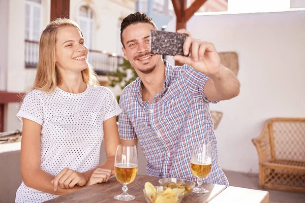 Casal feliz tomando selfie — Fotografia de Stock