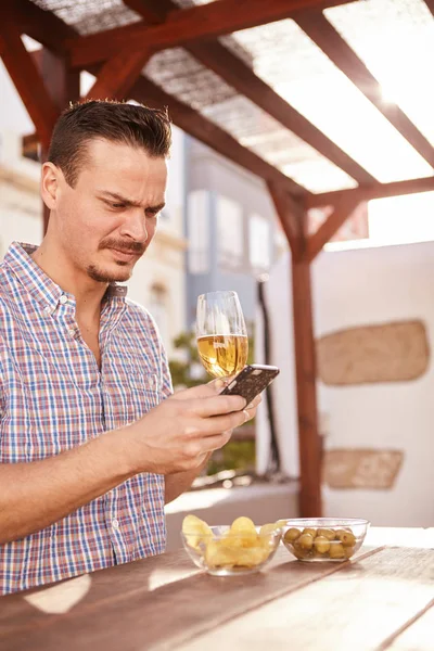 Tipo ansioso usando el teléfono celular — Foto de Stock