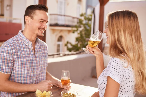 Mutlu çiftimiz bazı içecekler sahip