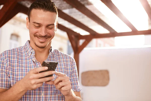 Homme heureux utilisant un téléphone portable — Photo