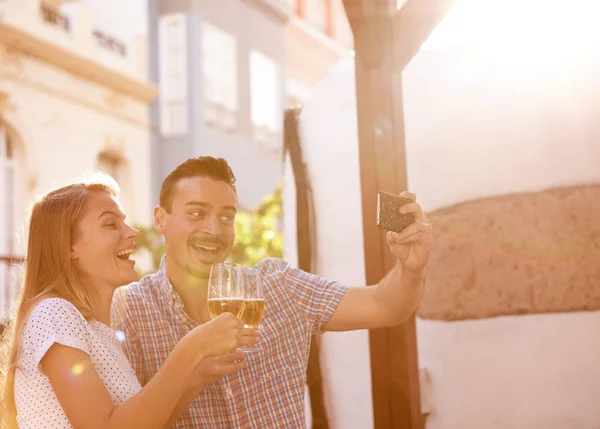 Casal rindo tirando selfie no celular — Fotografia de Stock