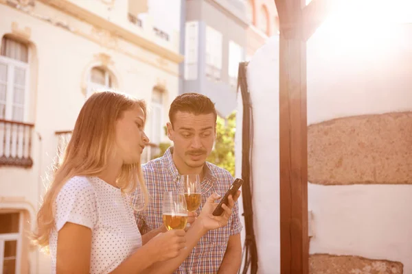 Casal rindo usando celular — Fotografia de Stock