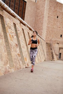 Genç kadın esmer çalışan