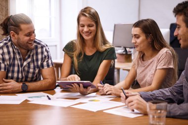 Toplantı salonunun içinde profesyonelleri ekip