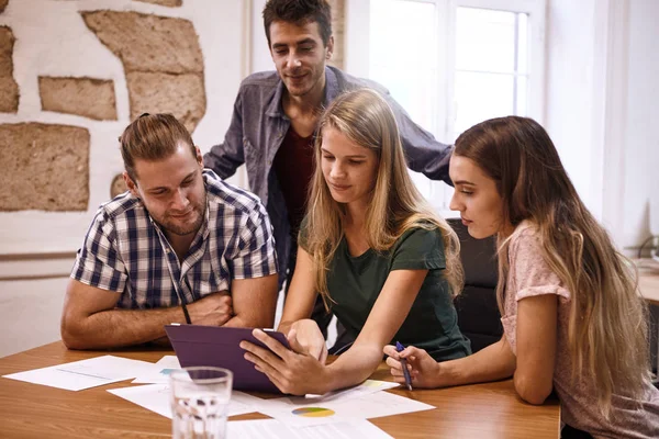 Profissionais em torno da mesa com tablet — Fotografia de Stock