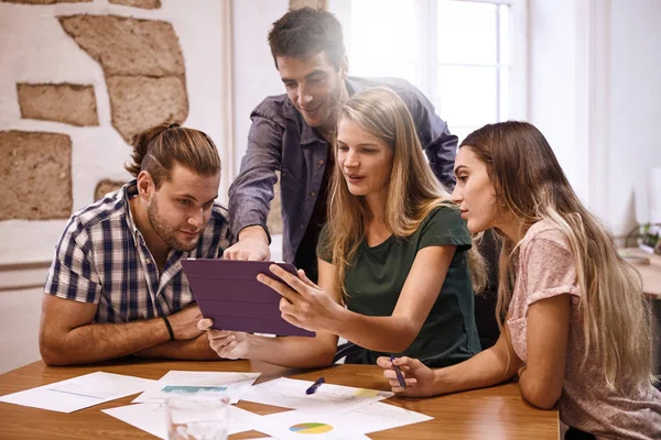 Profesionales que interactúan entre sí — Foto de Stock