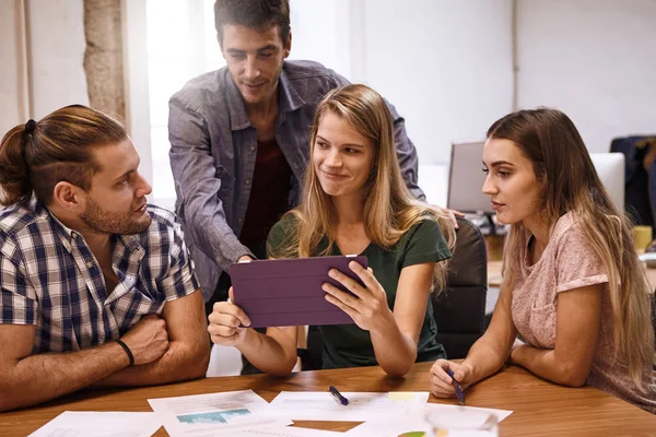 Equipo de planificación estratégica durante la reunión — Foto de Stock