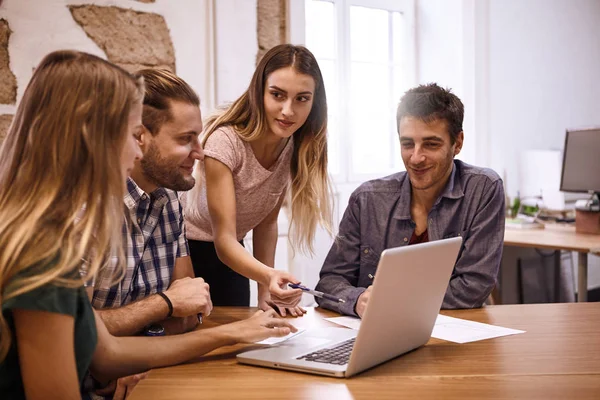 Equipe de negócios tendo reunião estratégica — Fotografia de Stock