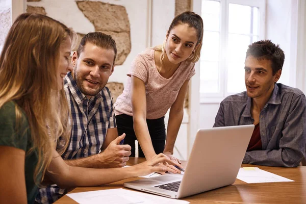 Forretningsteam på strategisk møde - Stock-foto