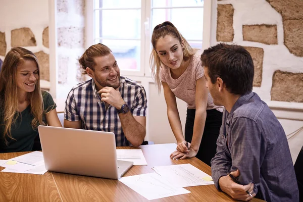 Giovane team di business in sessione di brainstorming — Foto Stock