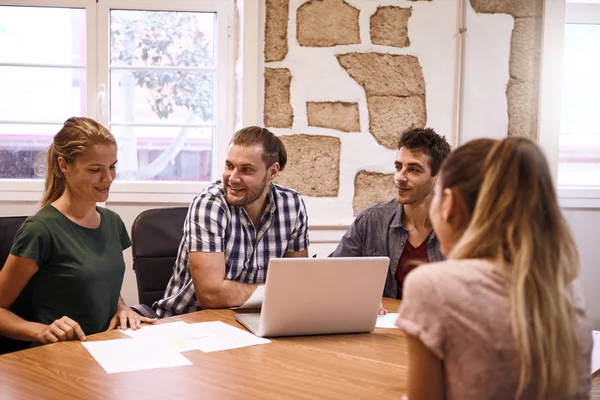 Business-team omslagen upp möte — Stockfoto