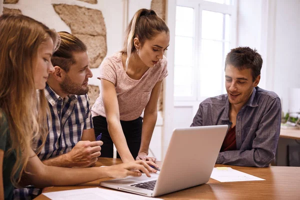 Programledare som tittar ner på förklaring — Stockfoto