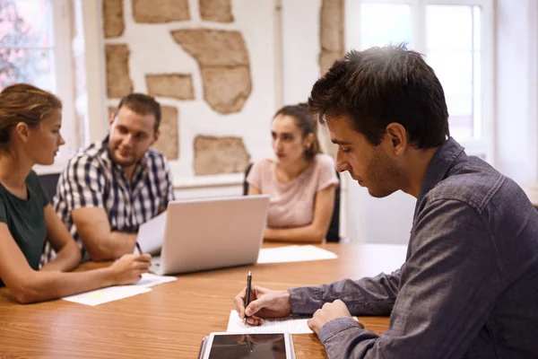 Professionell ung man kontrollera anteckningar — Stockfoto