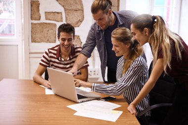 Toplantı sırasında genç iş takım