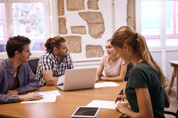 Grupo de cuatro personas en reunión — Foto de Stock