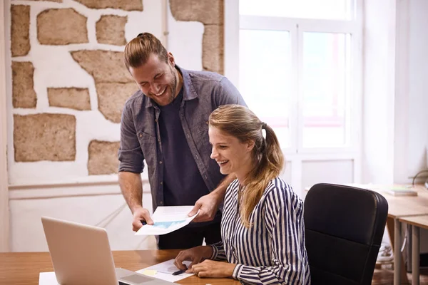 Skrattande ungdomar tittar på laptop — Stockfoto