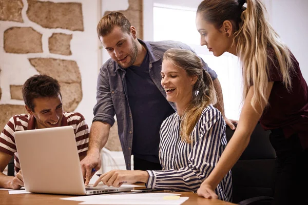 Verksamhet team tittar på laptop — Stockfoto