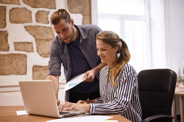 Unga människor tittar på laptop — Stockfoto