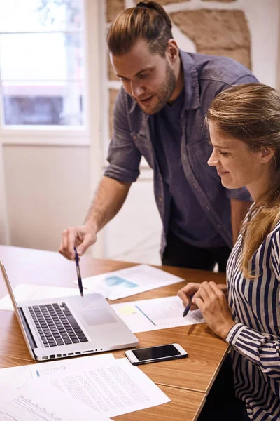 Professionell ung man förklara till dam — Stockfoto