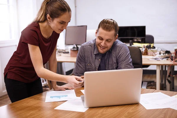 Professional lady pointing at laptop screen — Stock Photo, Image