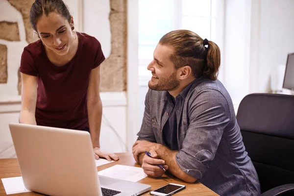 Affärskvinna som visar något på laptop skärm — Stockfoto