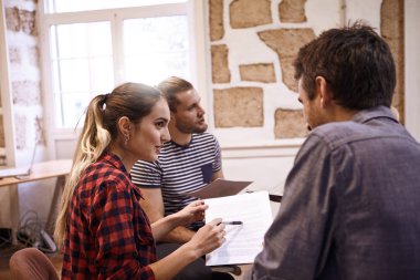 tartışma beyin fırtınası sırasında iş takım