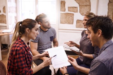 tartışma beyin fırtınası sırasında iş takım