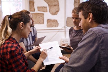 tartışma beyin fırtınası sırasında iş takım