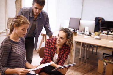 Notlar ve tablet gençler bak