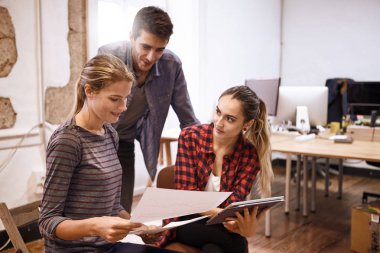 Notlar ve tablet gençler bak