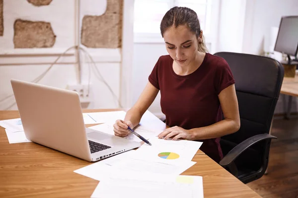 Joven mujer de negocios mirando un gráfico circular — Foto de Stock