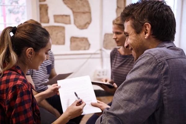 tartışma beyin fırtınası sırasında iş takım