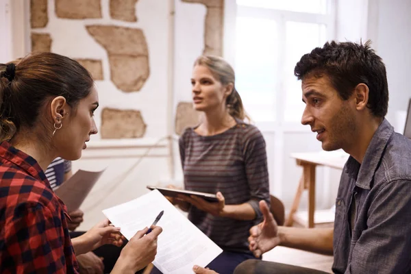 tartışma beyin fırtınası sırasında iş takım