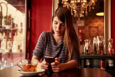 cep telefonu arayan genç bir kadın