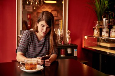 genç kadın manifatura 