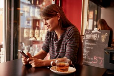 Dalgın genç kadın onun cep telefonunu arıyorsunuz