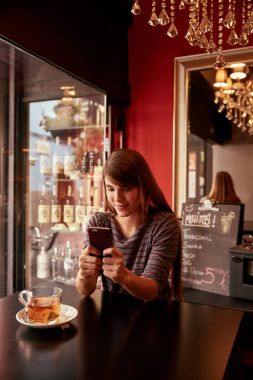 Cep telefonu ile genç ve güzel kadın 