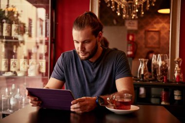 Tablet vasıl görünen genç adam